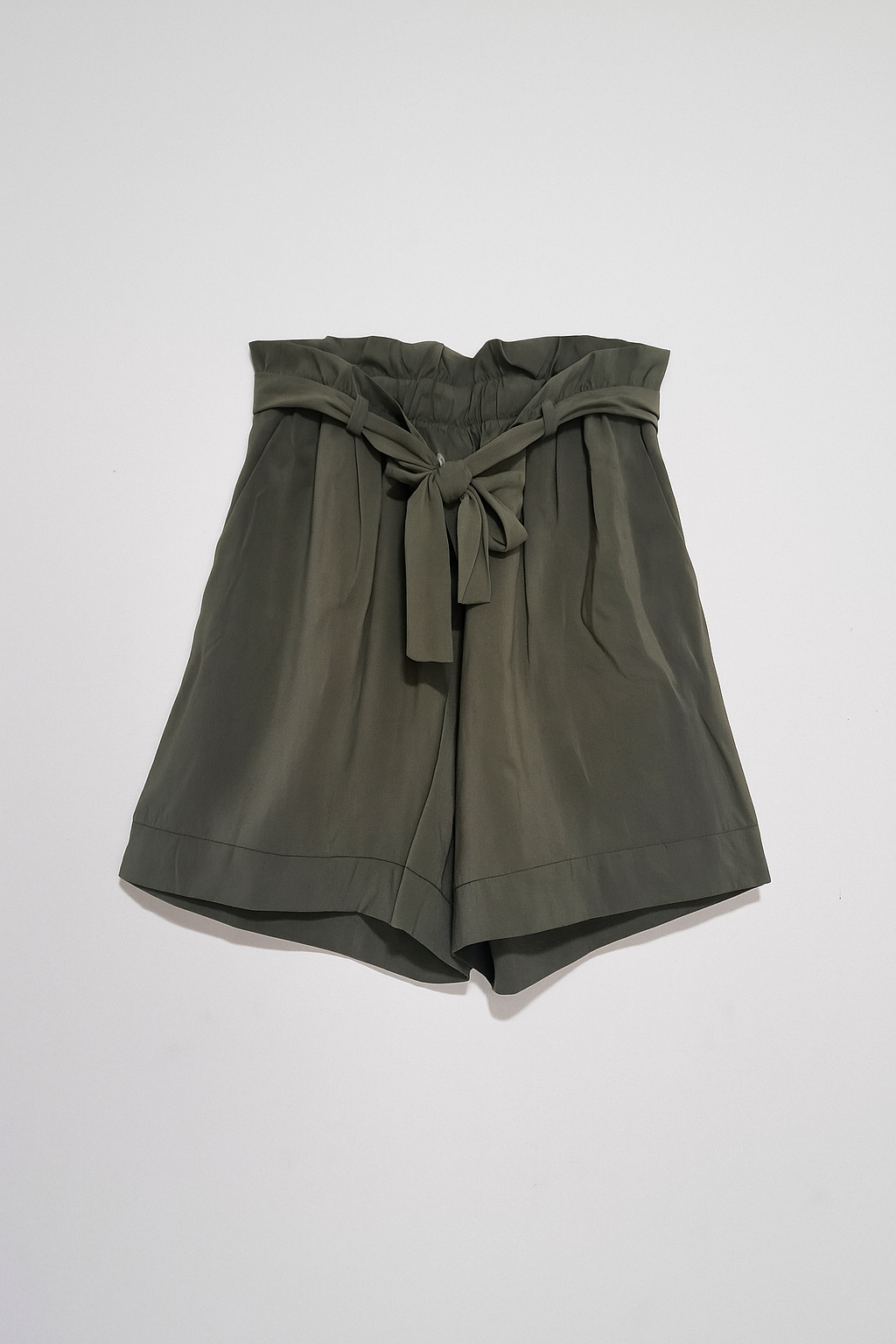 Shorts Larghi in Tessuto Leggero con Cintura Coordinata